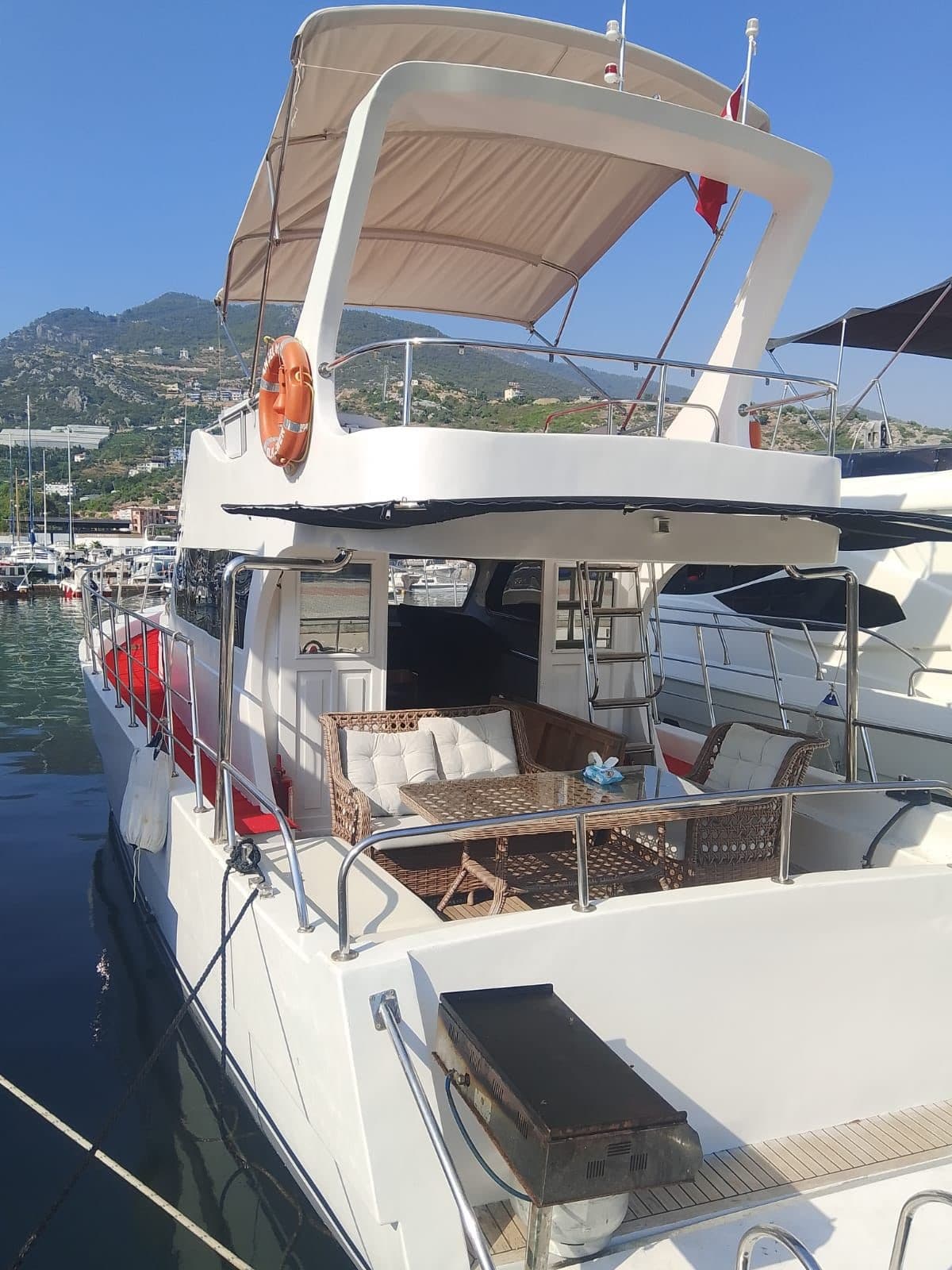 Alanya'da 1 Kabinli, 12 Kişi Kapasiteli 13 Metrelik Lüks Tekne Kiralama 4