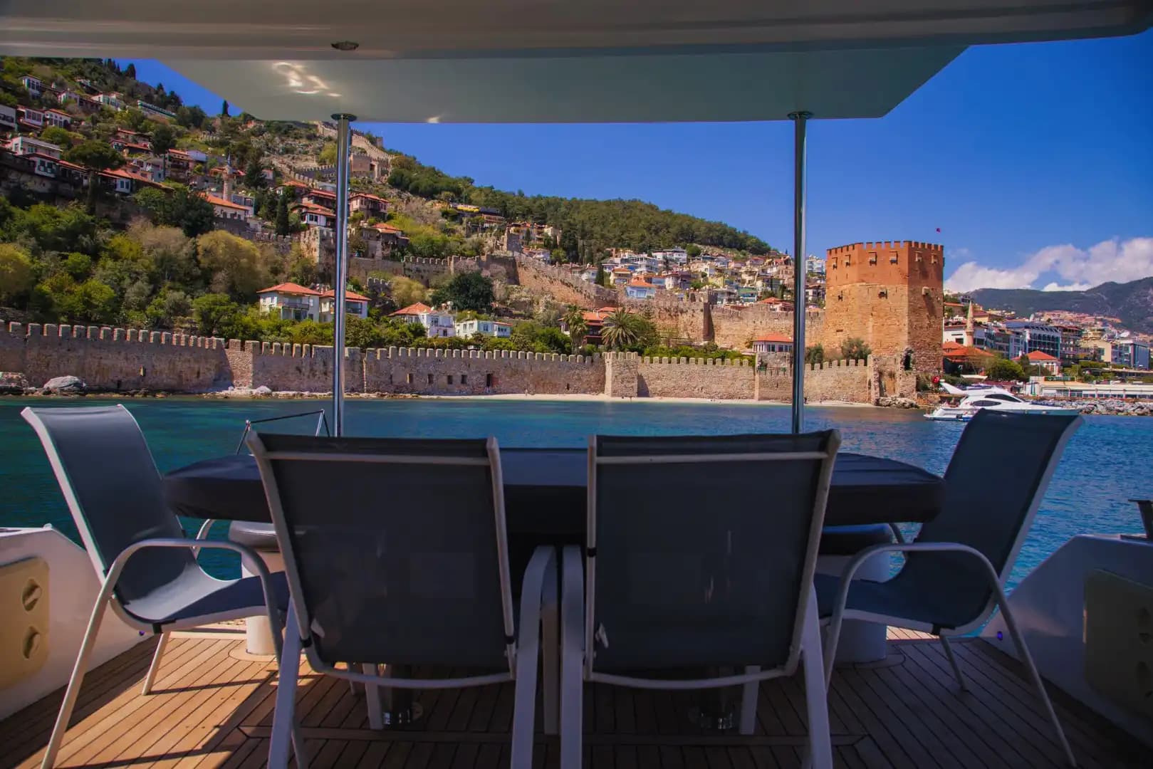 Alanya'da Lüks Bir Tatil, 4 Kabinli, 8 Kişilik Motoryat 17