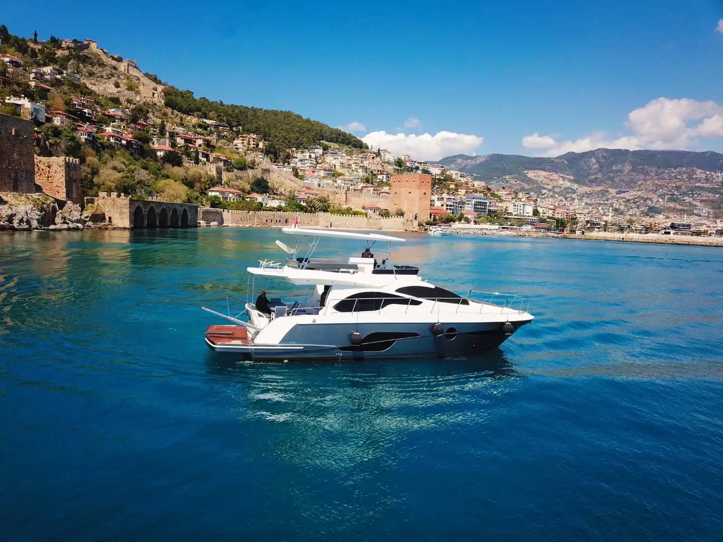 Alanya'da Lüks Bir Tatil, 4 Kabinli, 8 Kişilik Motoryat