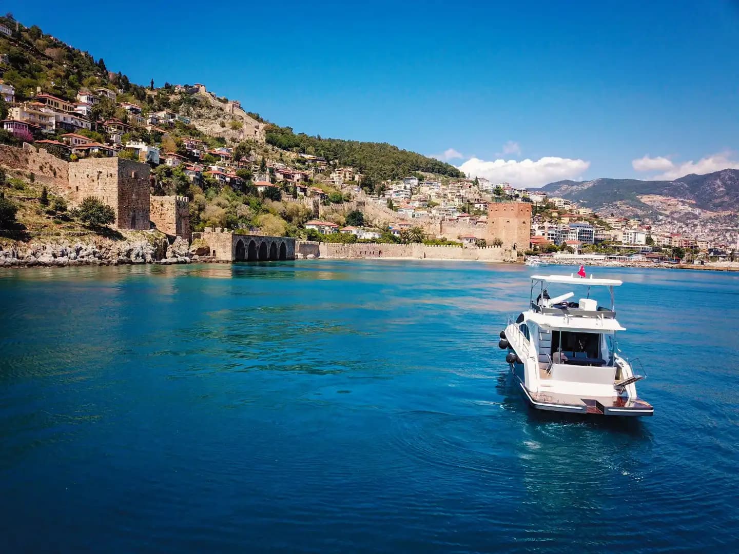 Alanya'da Lüks Bir Tatil, 4 Kabinli, 8 Kişilik Motoryat 11