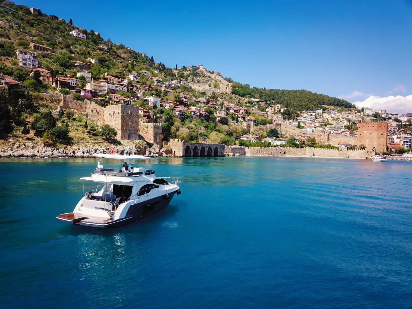 Alanya'da Lüks Bir Tatil, 4 Kabinli, 8 Kişilik Motoryat 10