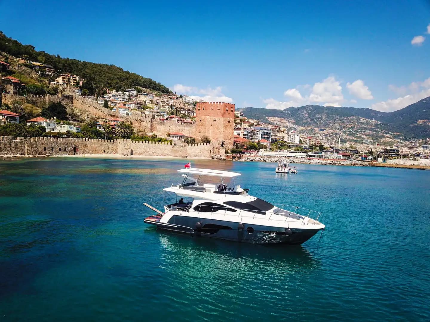 Alanya'da Lüks Bir Tatil, 4 Kabinli, 8 Kişilik Motoryat 8