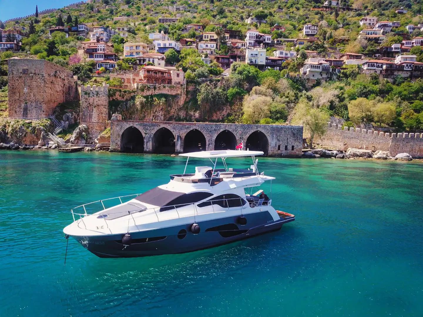 Alanya'da Lüks Bir Tatil, 4 Kabinli, 8 Kişilik Motoryat 9