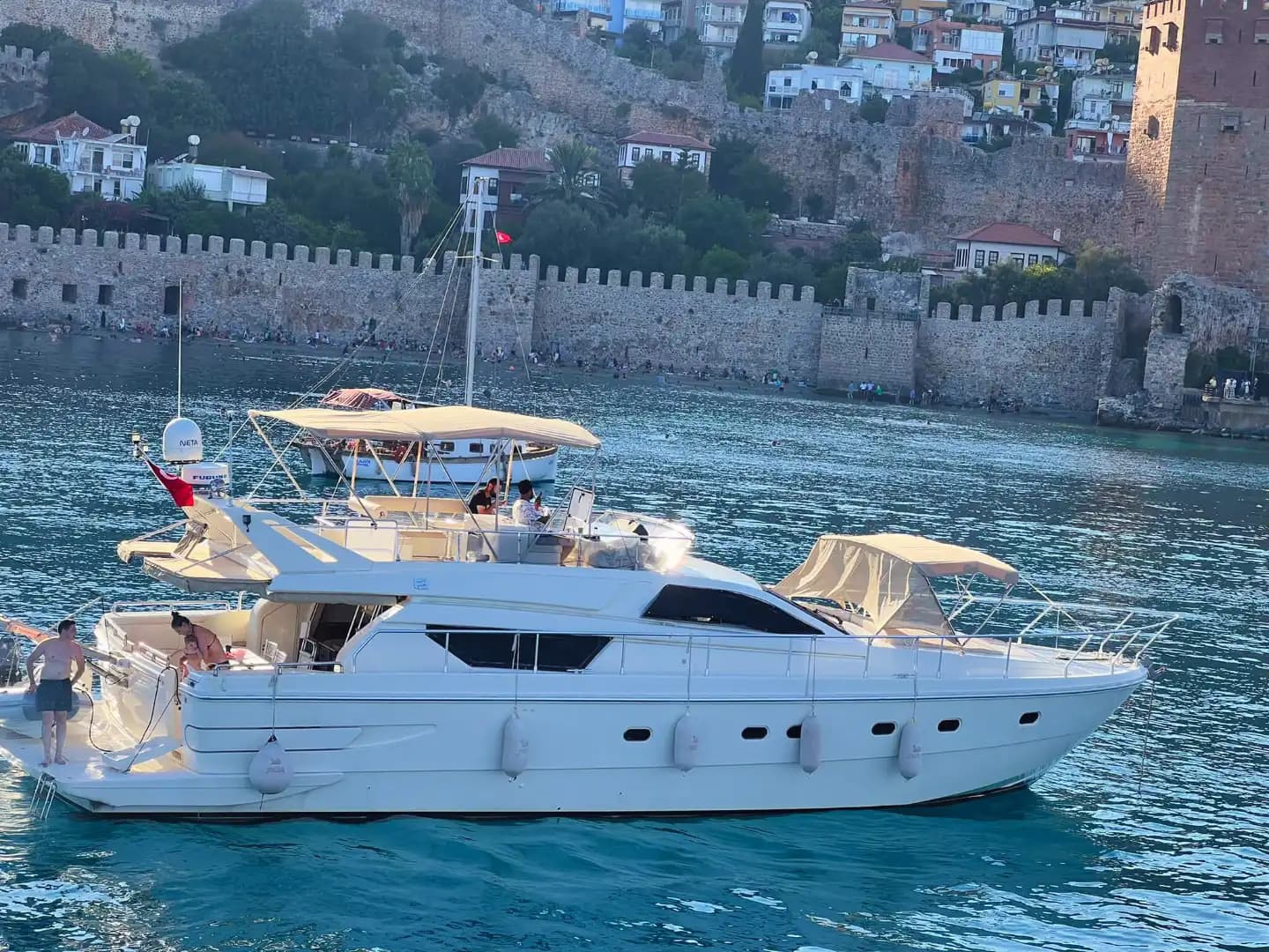 Alanya'da 3 Kabinli, 6 Kişilik Konforlu Motoryat ile Mavi Yolculuk 8