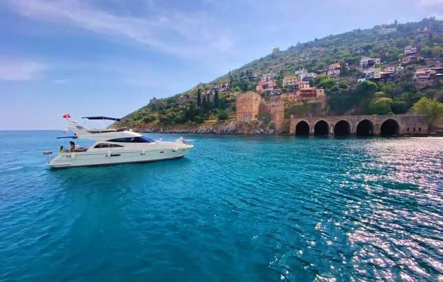 Alanya'nın Eşsiz Maviliklerine Açılmak İçin Özel Tekne