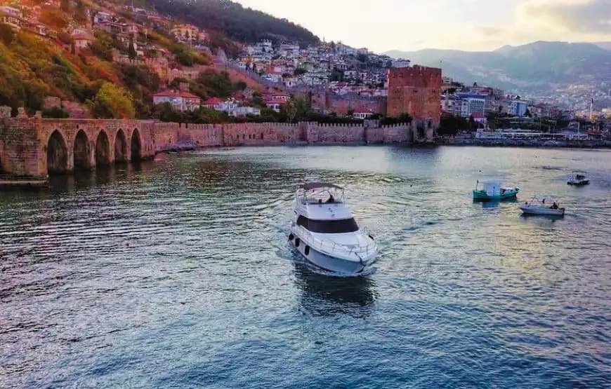 Alanya'nın Büyüleyici Maviliklerine Eşsiz Deneyim İçin Özel Tekne