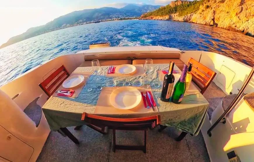 Alanya'nın Büyüleyici Maviliklerine Eşsiz Deneyim İçin Özel Tekne 12