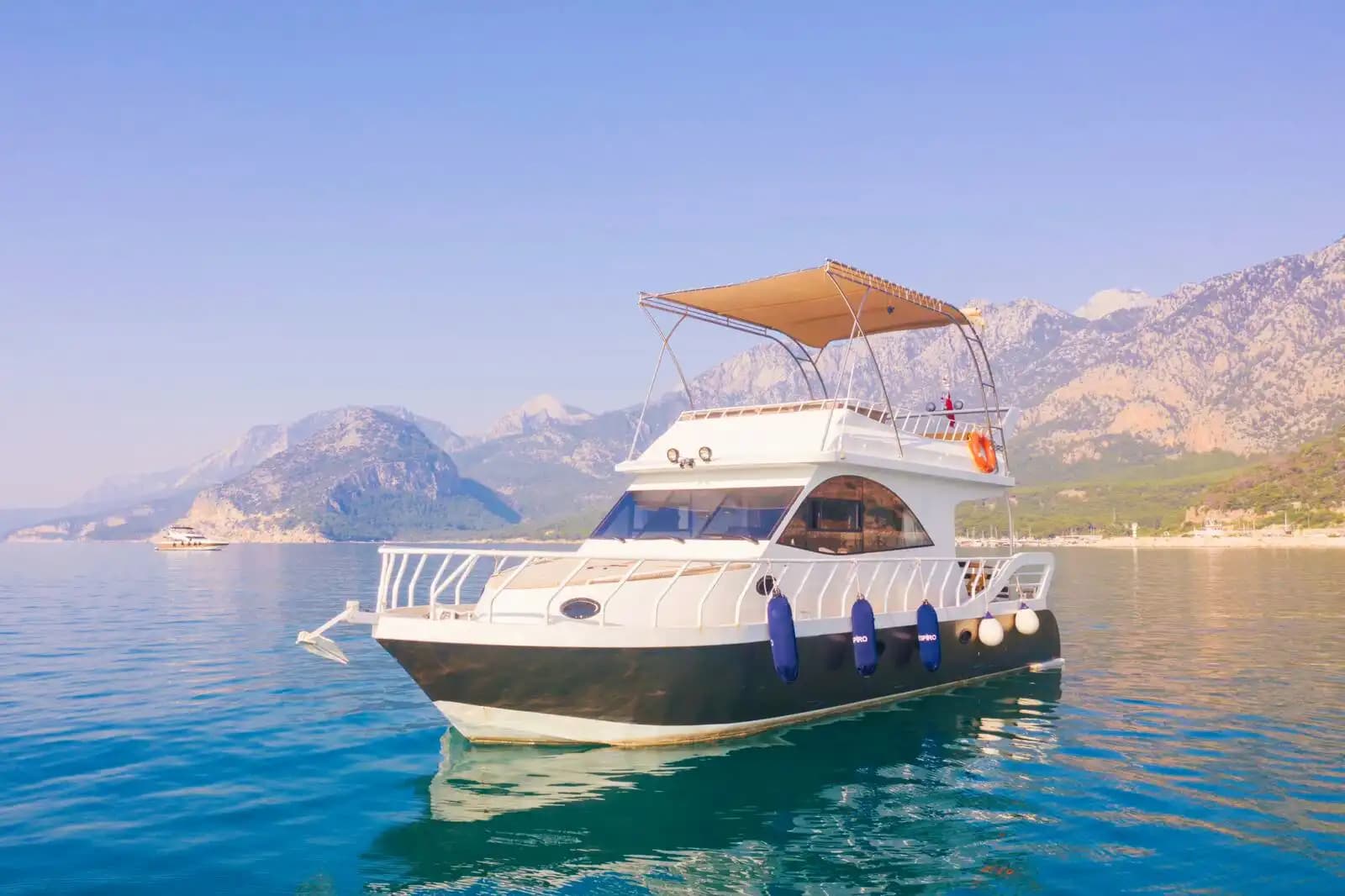 Antalya’nın Turkuaz Sularını Özel Keşfedebileceğiniz 10 Kişilik Ekonomik Yat 6