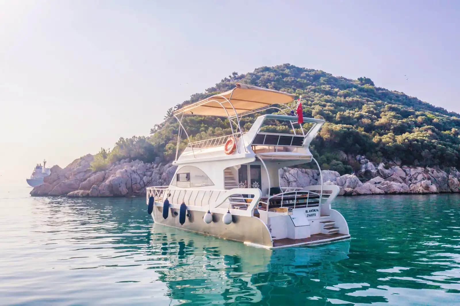 Antalya’nın Turkuaz Sularını Özel Keşfedebileceğiniz 10 Kişilik Ekonomik Yat 9