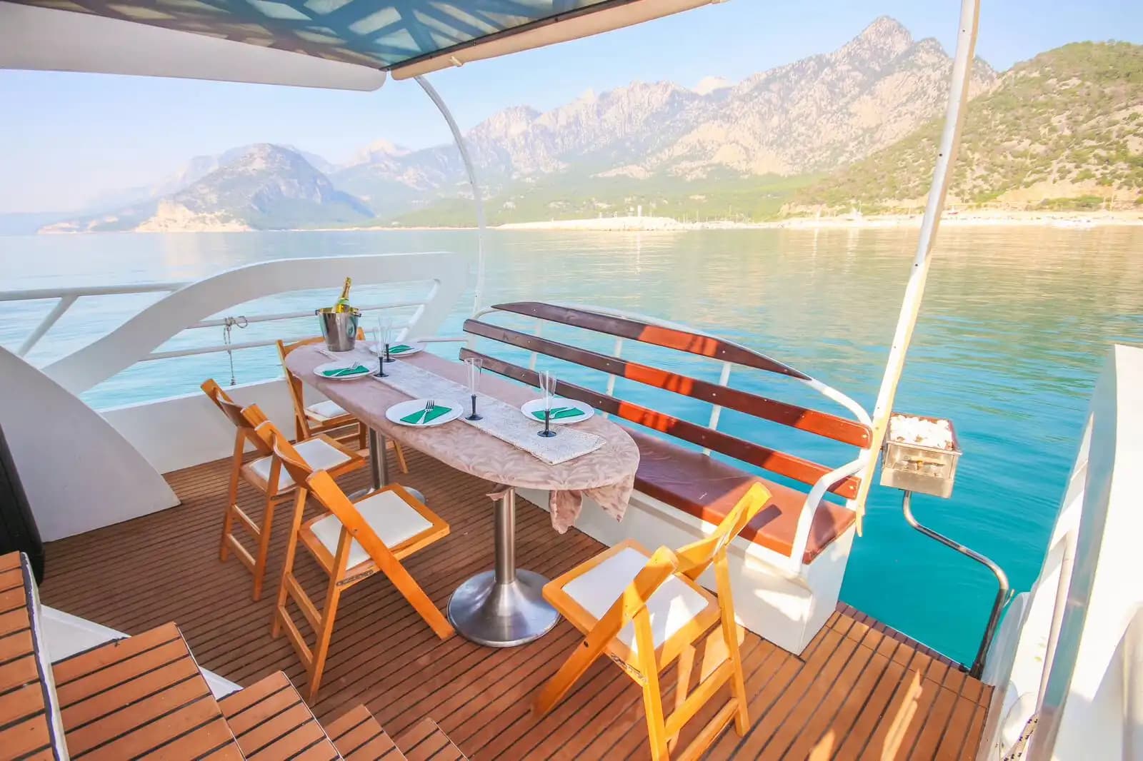 Antalya’nın Turkuaz Sularını Özel Keşfedebileceğiniz 10 Kişilik Ekonomik Yat 10