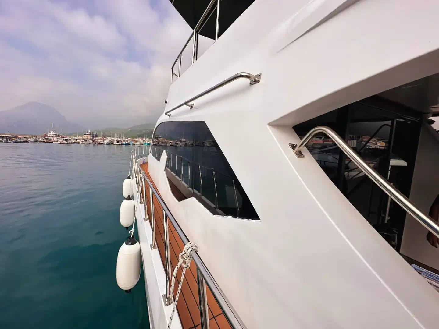 Antalya'da Özel Yapım Günübirlik veya Saatlik 19 Metre Motoryat 7
