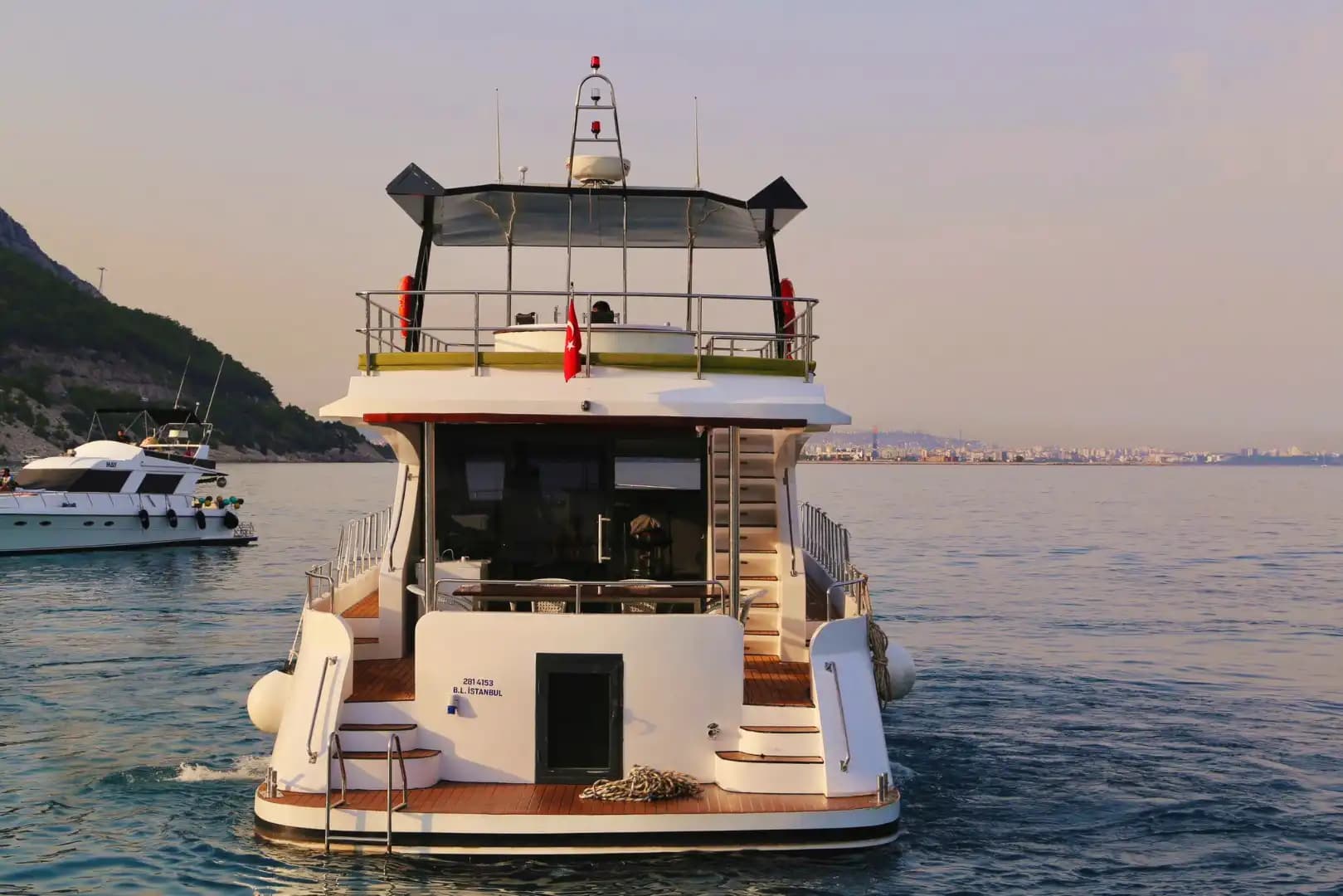 Antalya'da Özel Yapım Günübirlik veya Saatlik 19 Metre Motoryat 6