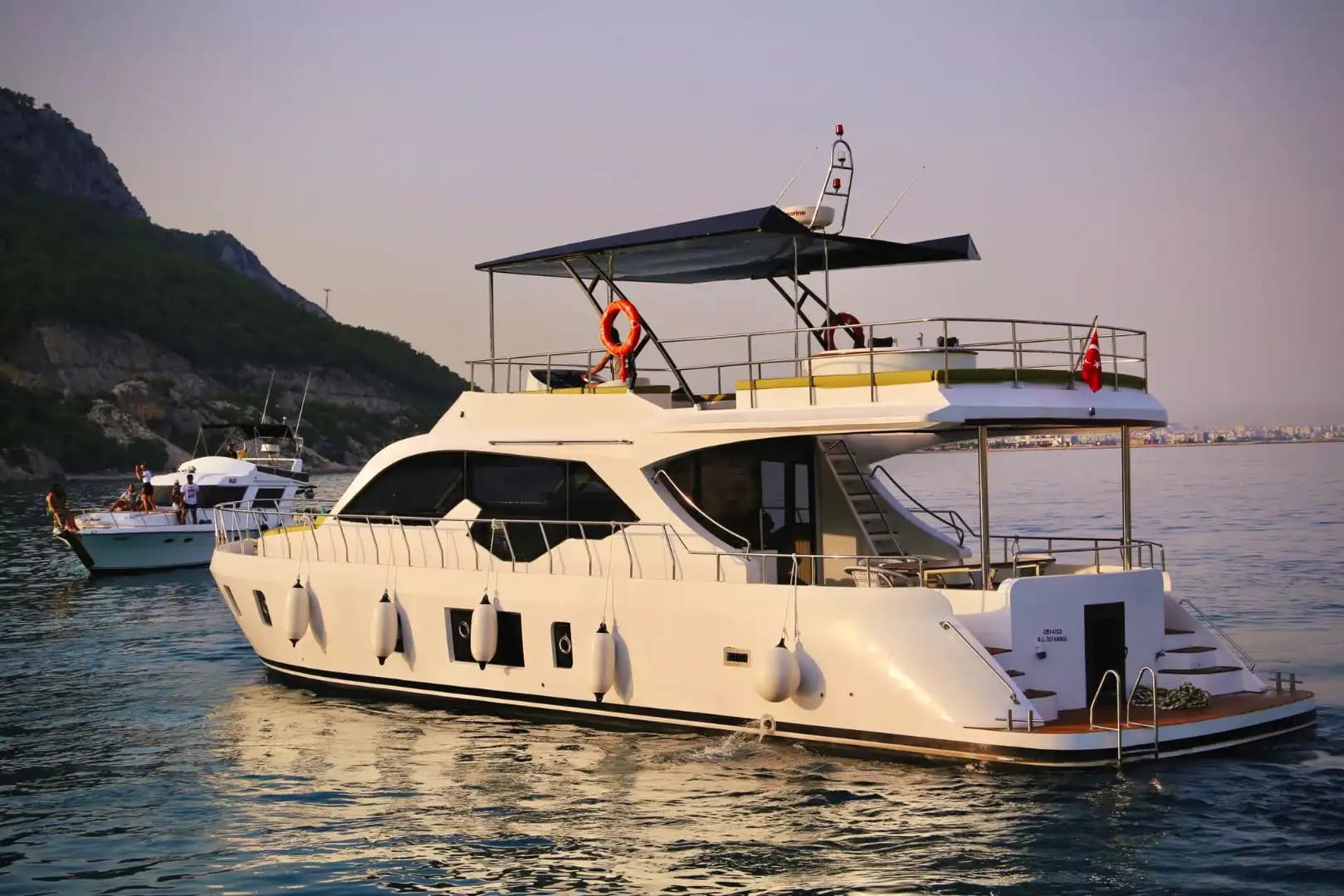 Antalya'da Özel Yapım Günübirlik veya Saatlik 19 Metre Motoryat 3
