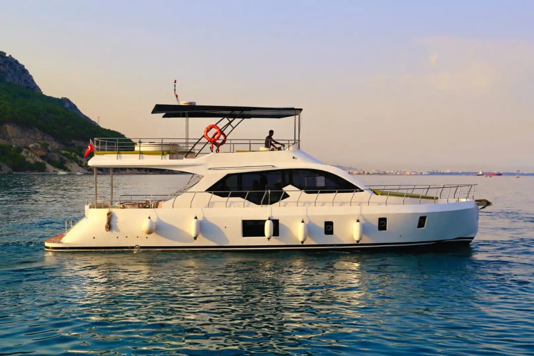 Antalya'da Özel Yapım Günübirlik veya Saatlik 19 Metre Motoryat