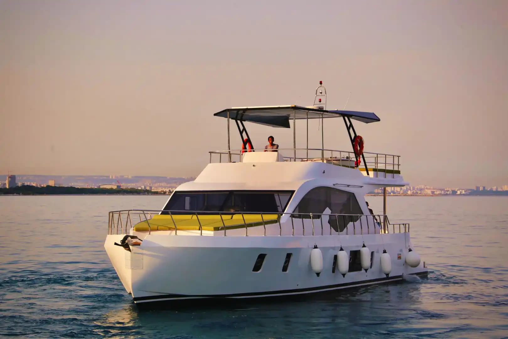 Antalya'da Özel Yapım Günübirlik veya Saatlik 19 Metre Motoryat - Teknede Parti