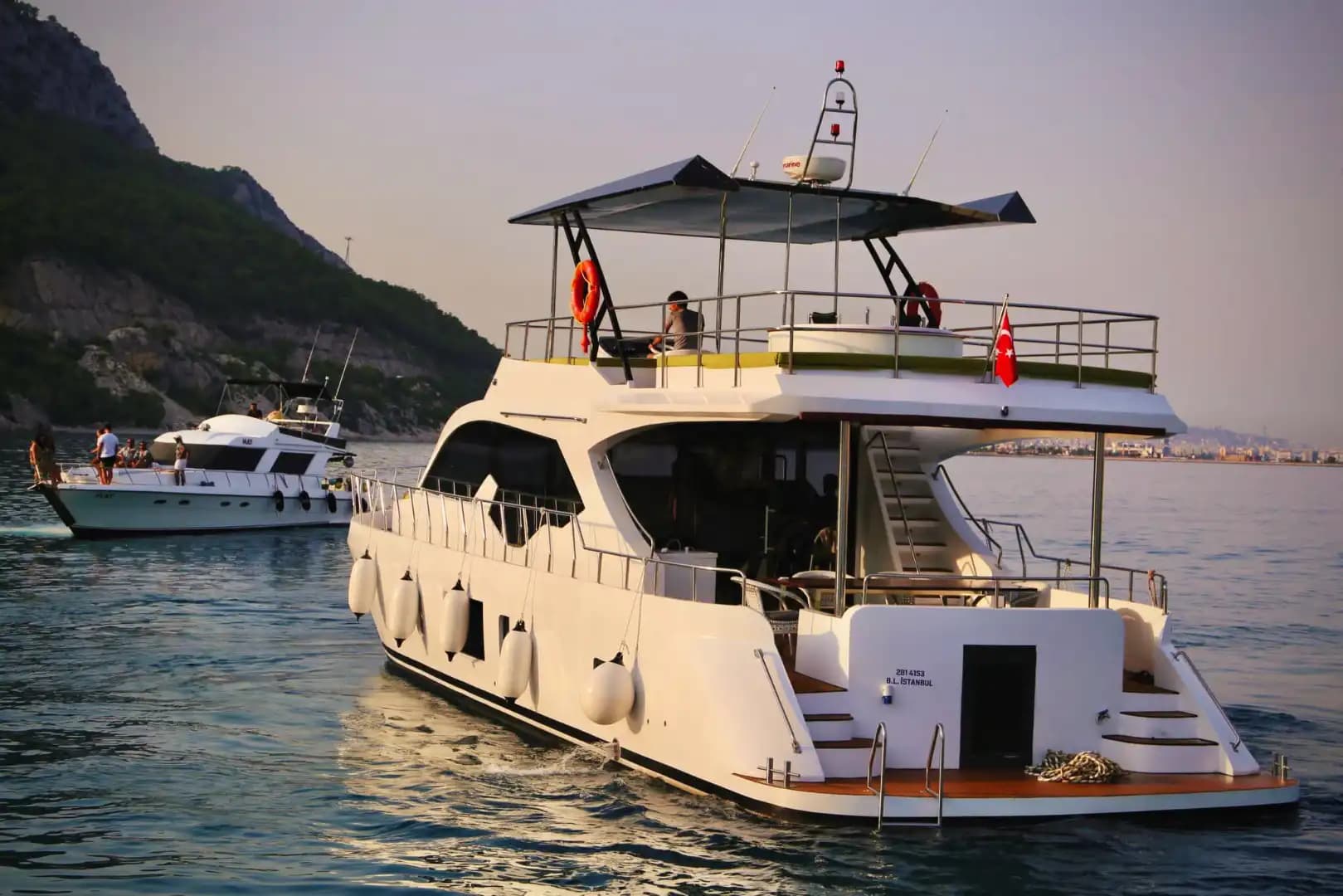 Antalya'da Özel Yapım Günübirlik veya Saatlik 19 Metre Motoryat 5