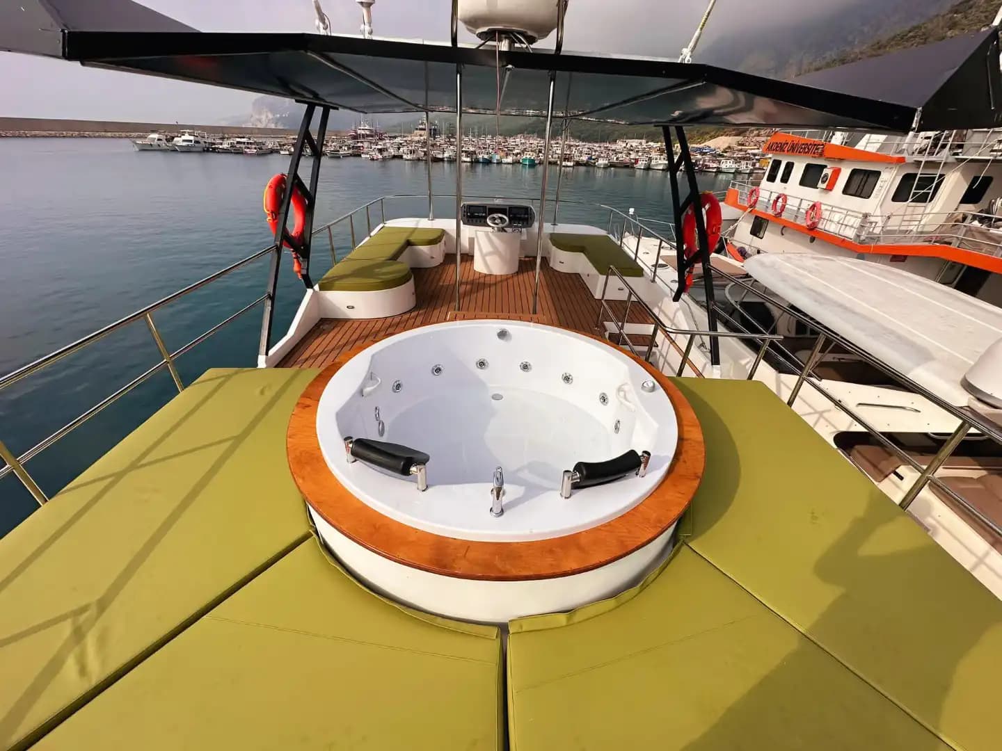 Antalya'da Özel Yapım Günübirlik veya Saatlik 19 Metre Motoryat 14