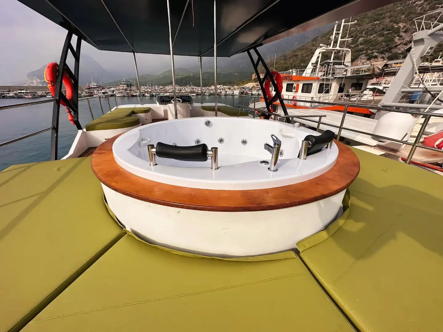 Antalya'da Özel Yapım Günübirlik veya Saatlik 19 Metre Motoryat 15