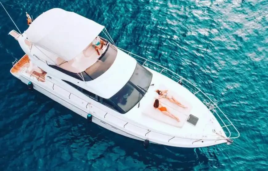 Antalya’da Azimut Konforu ile Gezi ve Yüzmeye Uygun Lüks Tekne Deneyimi 3