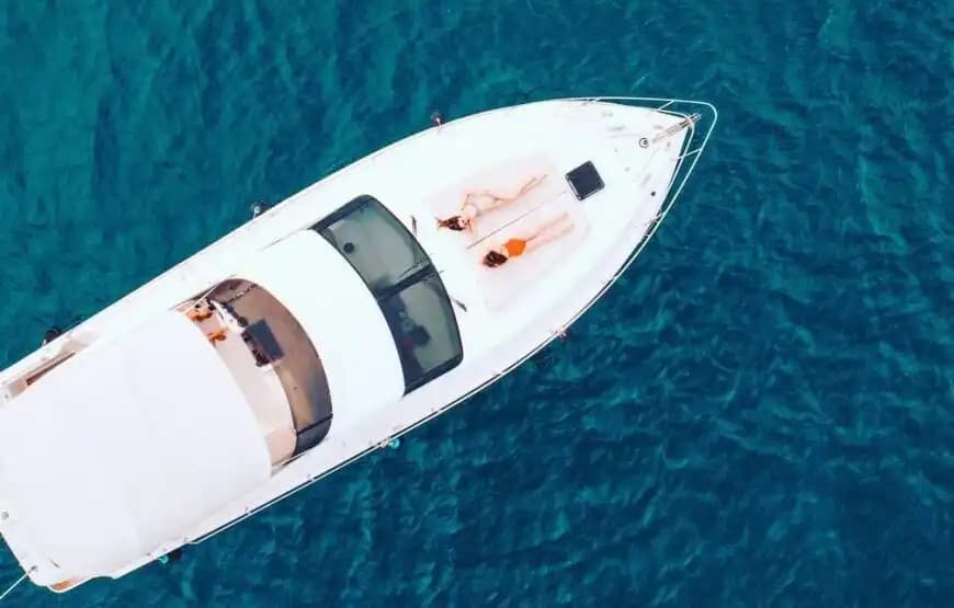 Antalya’da Azimut Konforu ile Gezi ve Yüzmeye Uygun Lüks Tekne Deneyimi 4