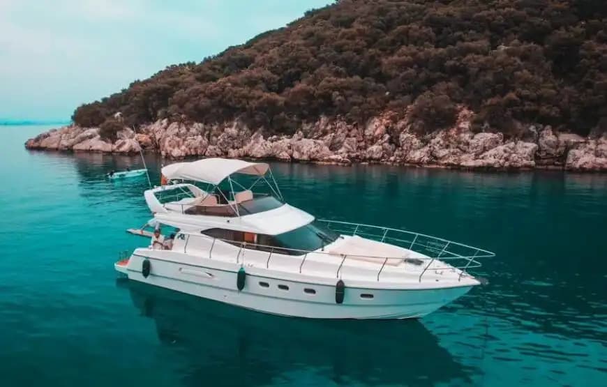 Antalya’da Azimut Konforu ile Gezi ve Yüzmeye Uygun Lüks Tekne Deneyimi - Yatta Evlilik Yıldönümü