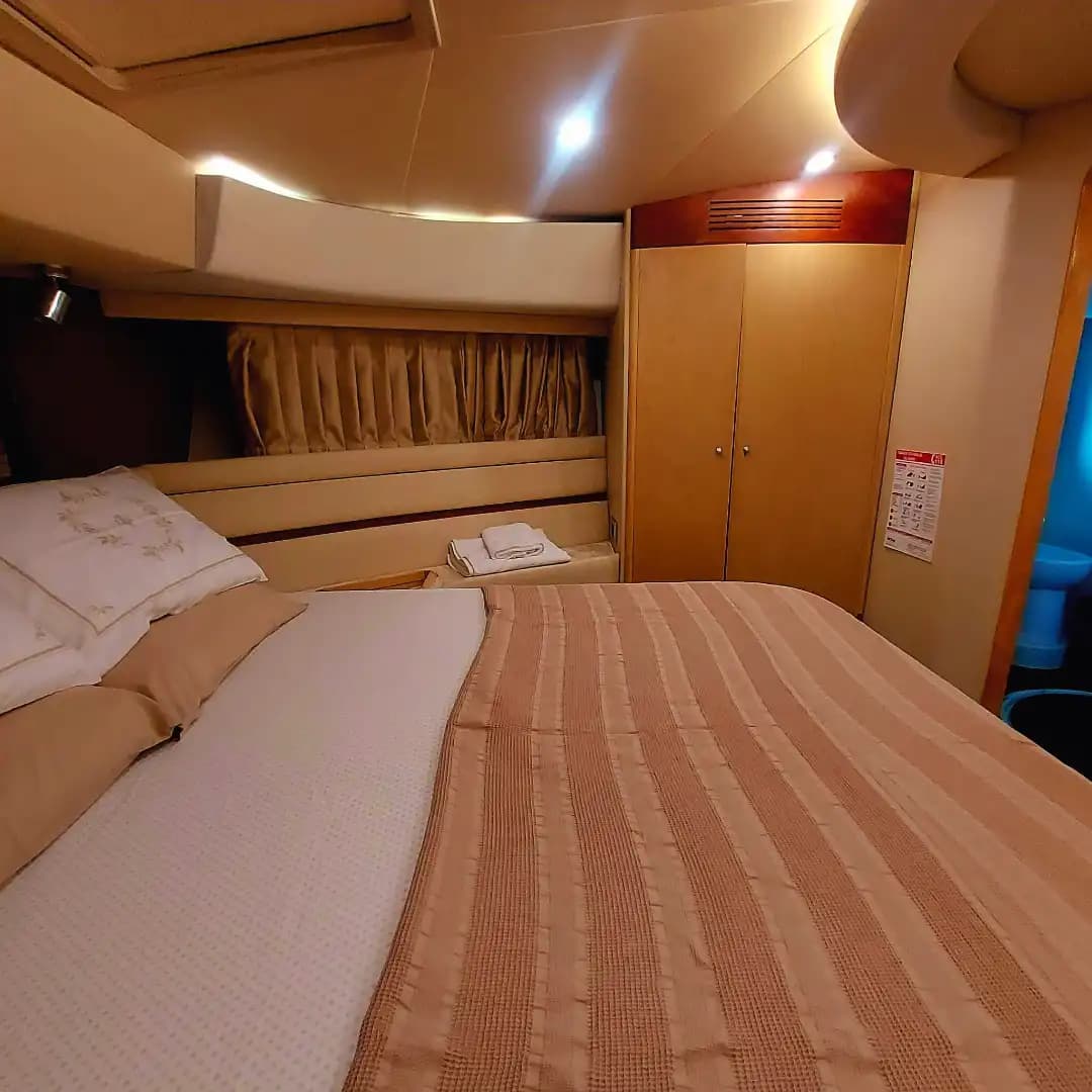 Antalya Ferretti Marka 21 Metre Lüks Motoryat ile Konforlu Eşsiz Deneyim 24