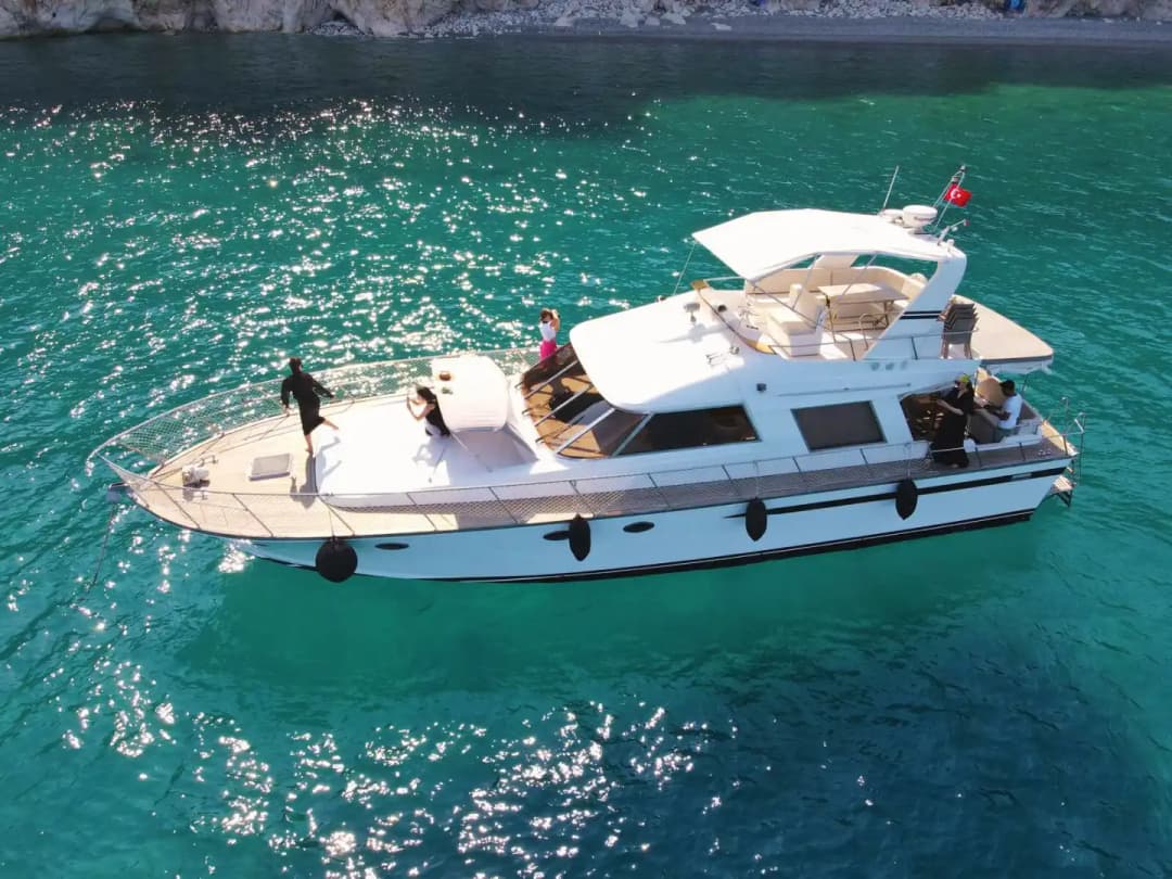 Antalya'da Özel Yapım Motoryat ile Mavi Yolculuk: 3 Kabin, 6 Kişilik Konforlu Deneyim