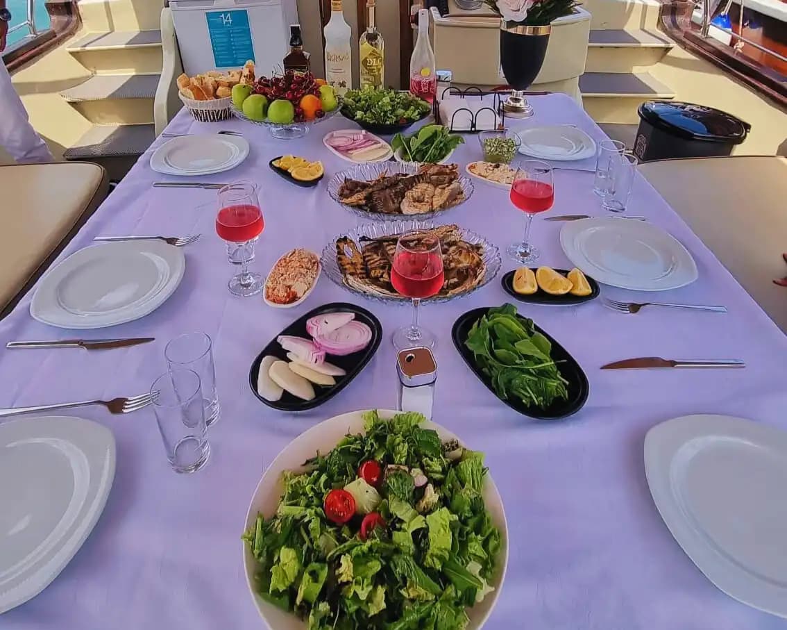 Antalya’nın Eşsiz Koylarında Özel Yapım Tekne ile Unutulmaz Mavi Yolculuk 4