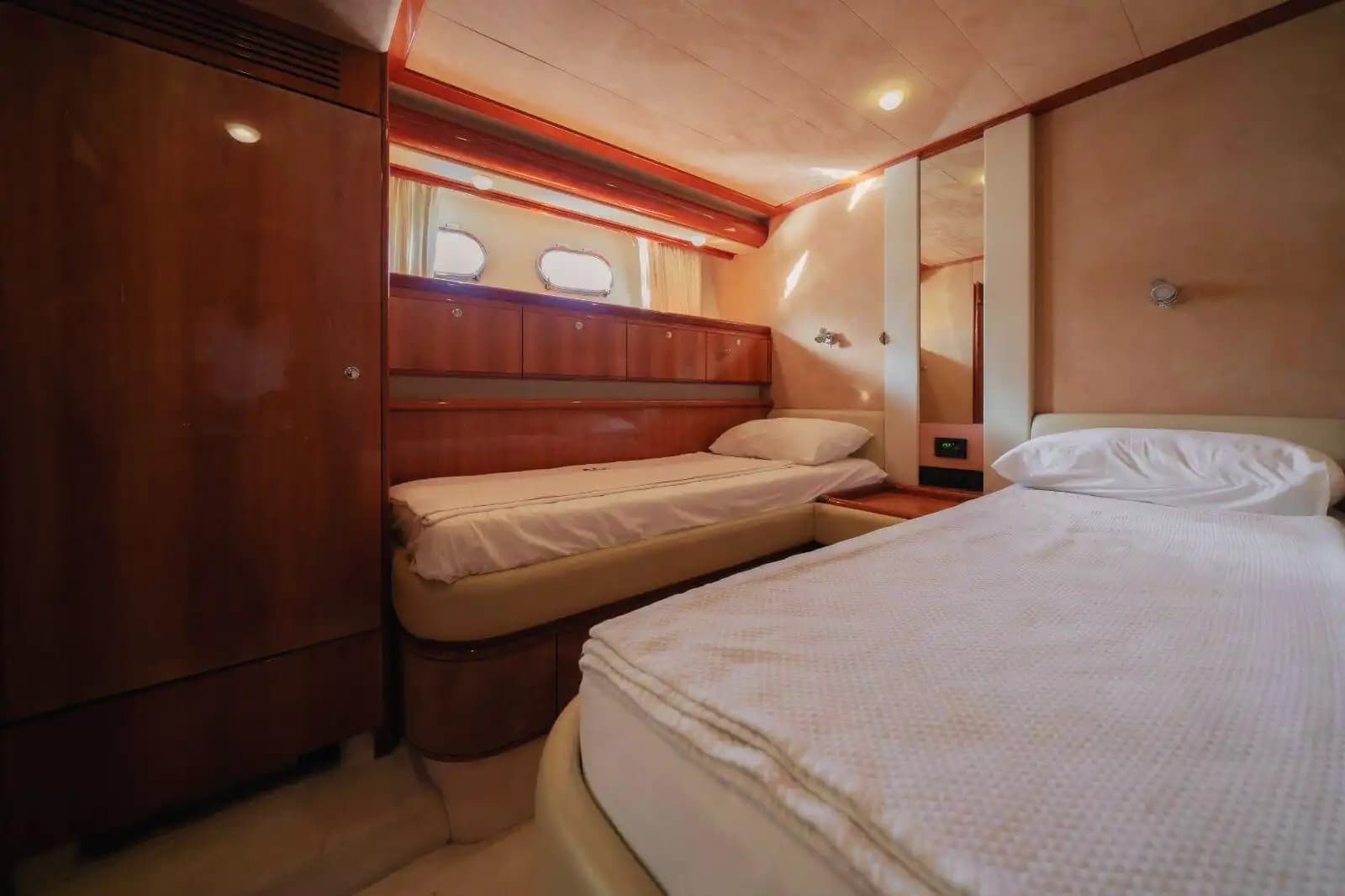 Antalya'da Ferretti 25 Metre Lüks Yat ile Özel Organizasyonlar ve Mavi Yolculuk 25