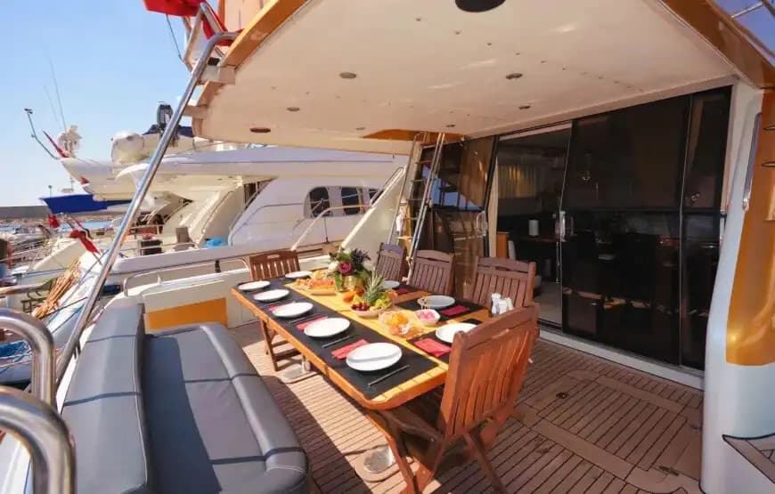 Antalya'da 23 Metrelik Princess Marka Motoryat : 4 Kabinli Lüks ve Konforlu Mavi Yolculuk