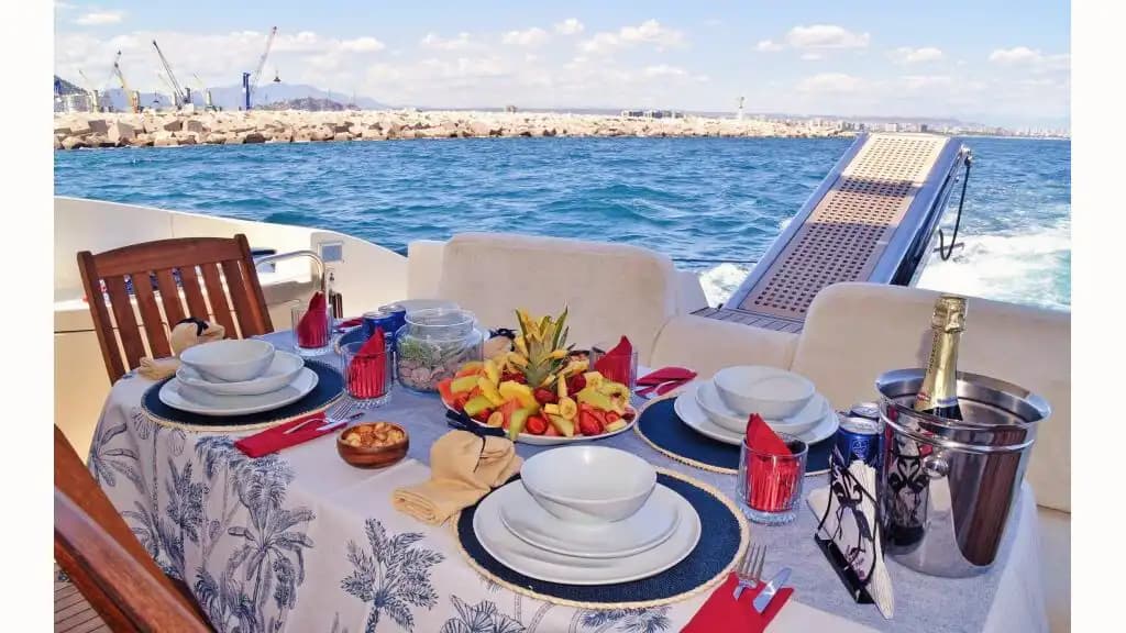 Azimut 17 Metre Lüks Yat ile  Antalya'nın Turkuaz Sularında Gezi, Yüzme ve Çok Özel Organizasyonlar