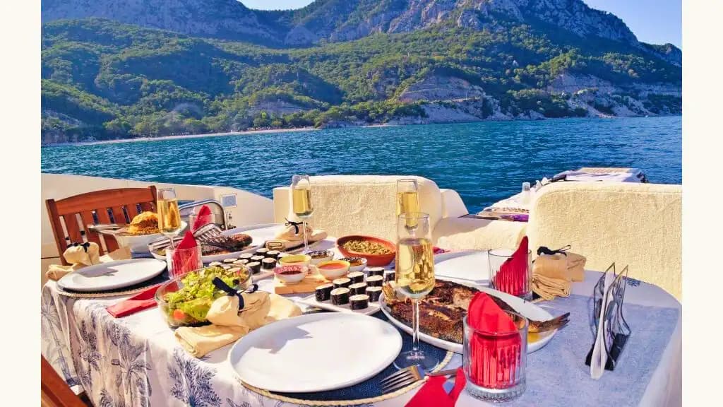 Azimut 17 Metre Lüks Yat ile  Antalya'nın Turkuaz Sularında Gezi, Yüzme ve Çok Özel Organizasyonlar 6