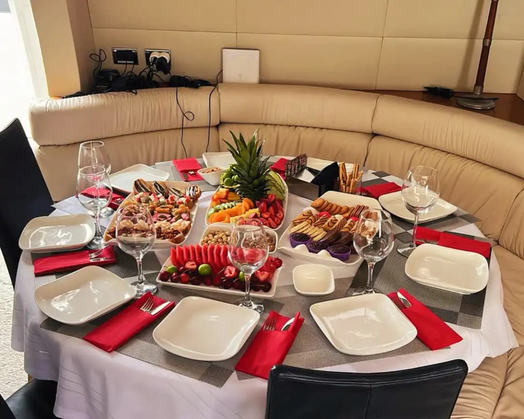 Antalya Sunseeker 27 Metre Motoryat ile Lüks ve Konforlu Mavi Yolculuk Deneyimi