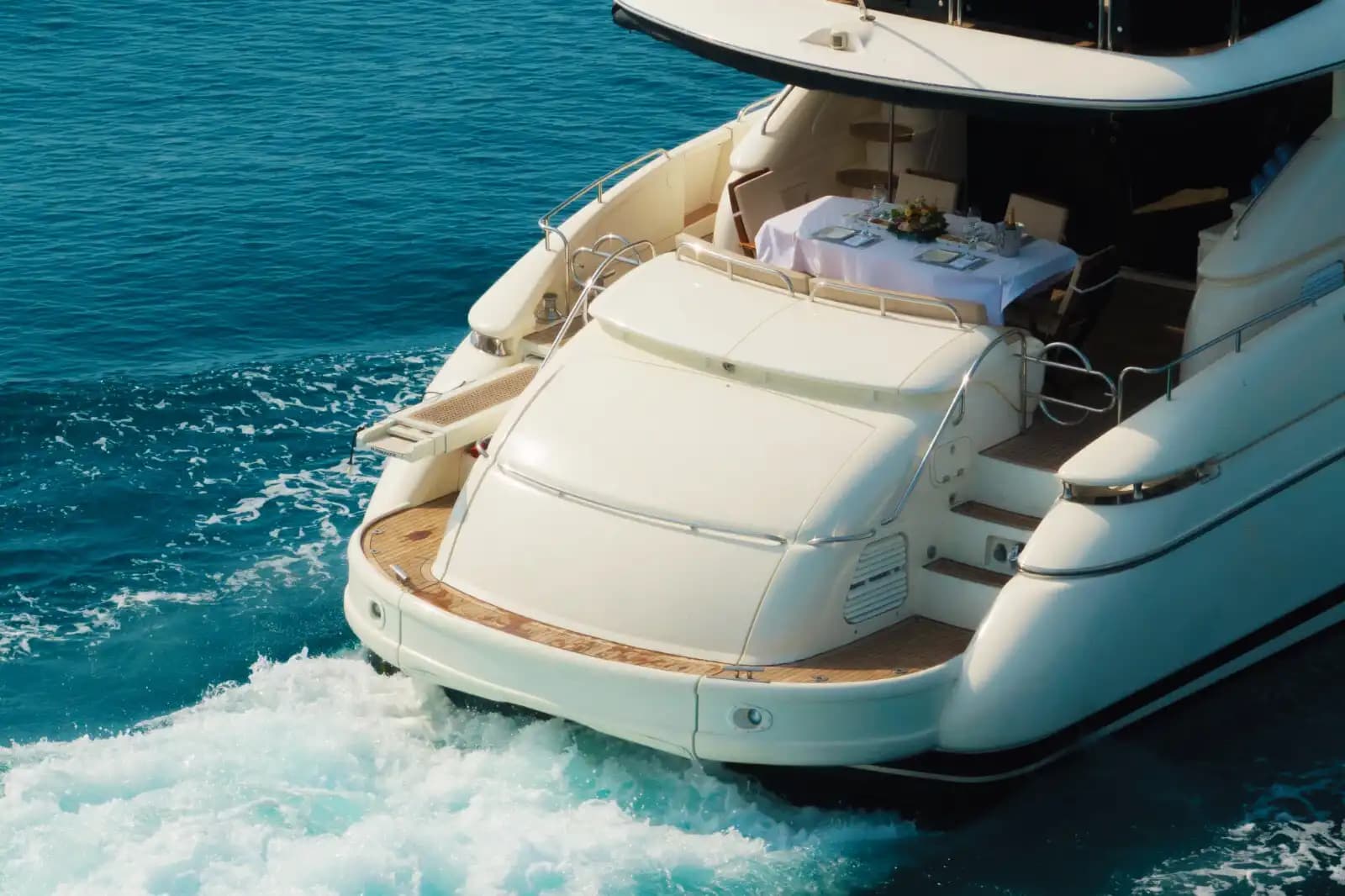 Antalya Sunseeker 27 Metre Motoryat ile Lüks ve Konforlu Mavi Yolculuk Deneyimi 7