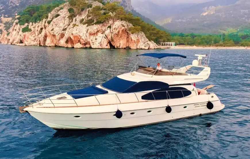 Antalya’nın Göz Alıcı Koylarında, 18 Metre Uzunluğunda, 10 Kişilik Lüks Yat