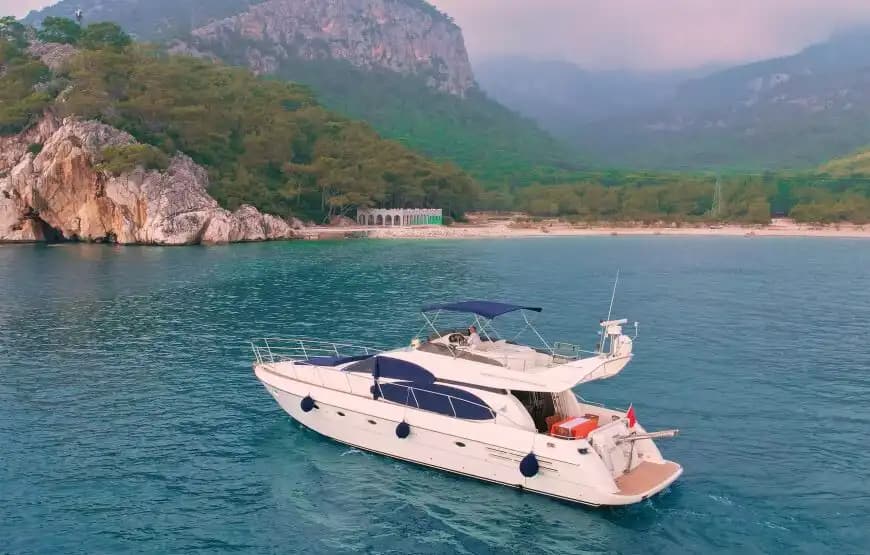 Antalya’nın Göz Alıcı Koylarında, 18 Metre Uzunluğunda, 10 Kişilik Lüks Yat