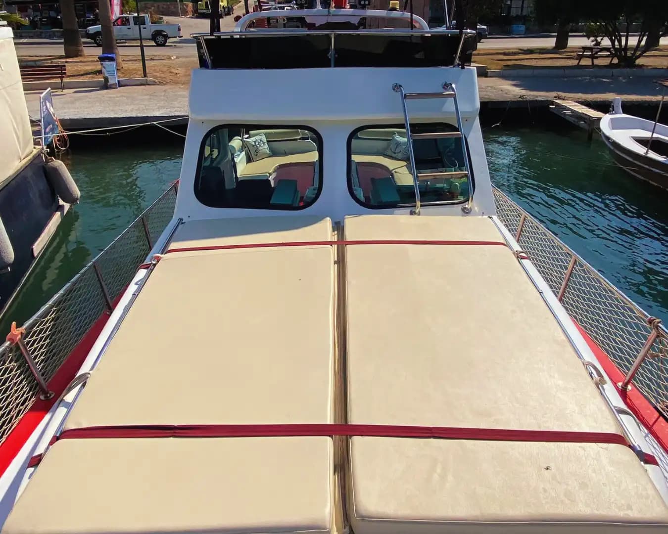 Ayvalık’ta 9 Metrelik Gezi ve Yüzme İçin İdeal Kiralık Özel Tekne