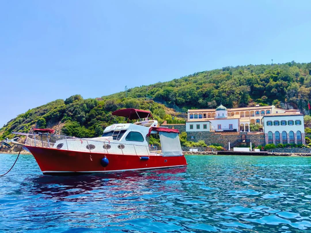Ayvalık’ta 9 Metrelik Gezi ve Yüzme İçin İdeal Kiralık Özel Tekne