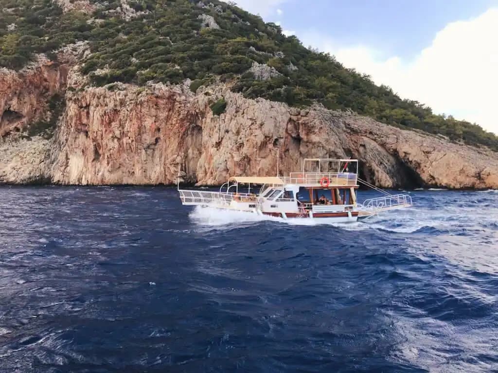Ayvalık’ta Ekonomik 12 Kişiye Kadar Kapasiteli Tekne Gezi ve Yüzme İçin İdeal 3