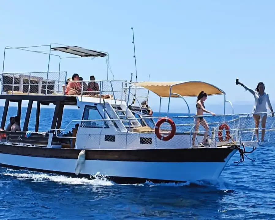 Ayvalık’ta Ekonomik 12 Kişiye Kadar Kapasiteli Tekne Gezi ve Yüzme İçin İdeal 6