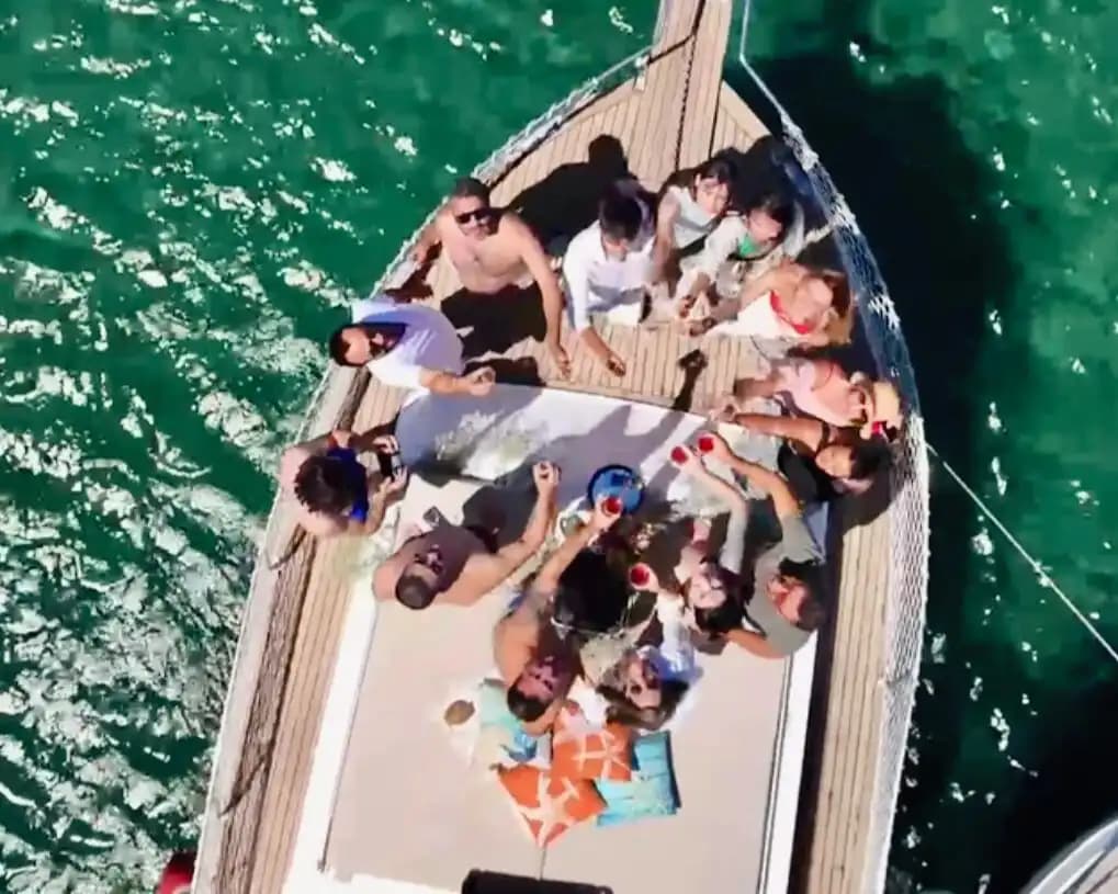 Ayvalık’ın Eşsiz Sularında 11 Metrelik Tekne ile Günübirlik ve Saatlik Gezi Keyfi 8