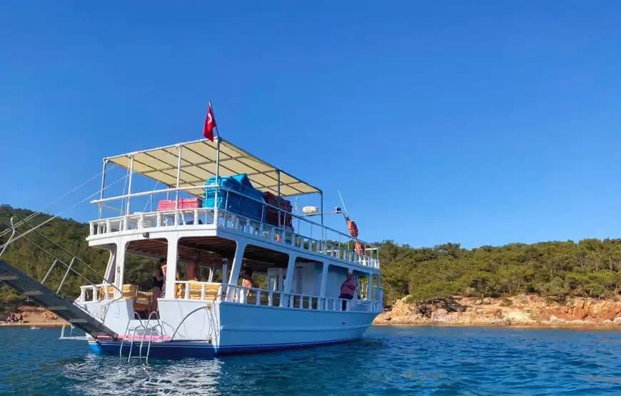 Ayvalık’ta 15 Metrelik Özel Yapım Lüks Tekne: 25 Kişilik Günübirlik ve Saatlik 2