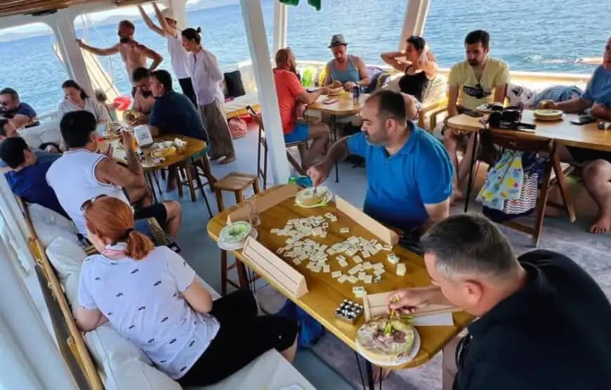 Ayvalık’ta 15 Metrelik Özel Yapım Lüks Tekne: 25 Kişilik Günübirlik ve Saatlik 4