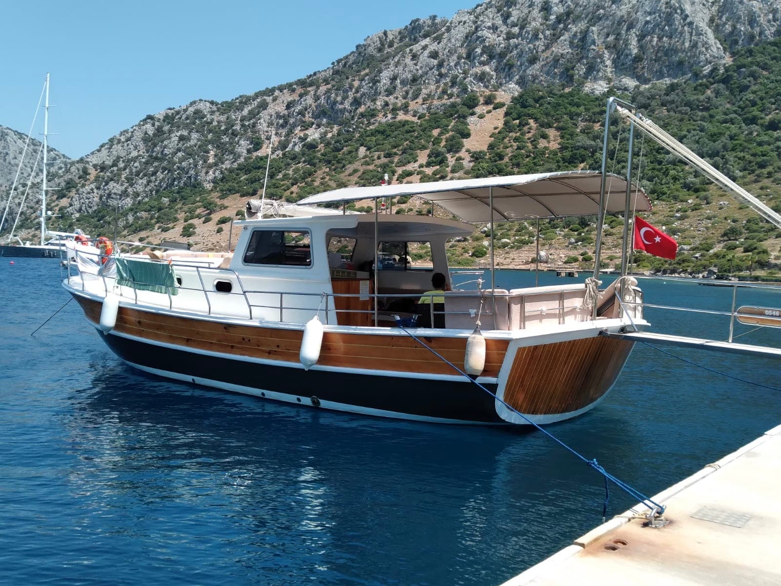 Marmaris'te Lüks 12 Metrelik Tekne Kiralama: 8 Kişilik Unutulmaz Günbatımı ve Koy Turları 3
