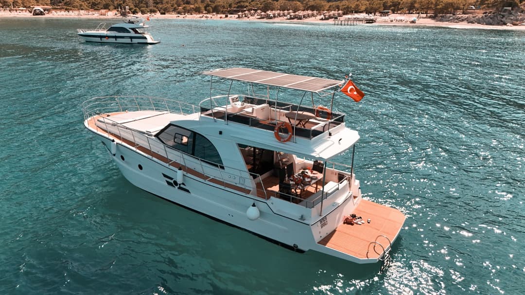 Antalya Merkezde 12 Metre Lüks Yat ile 3 Kabinli 12 Kişilik Özel Gezi ve Unutulmaz Anılar