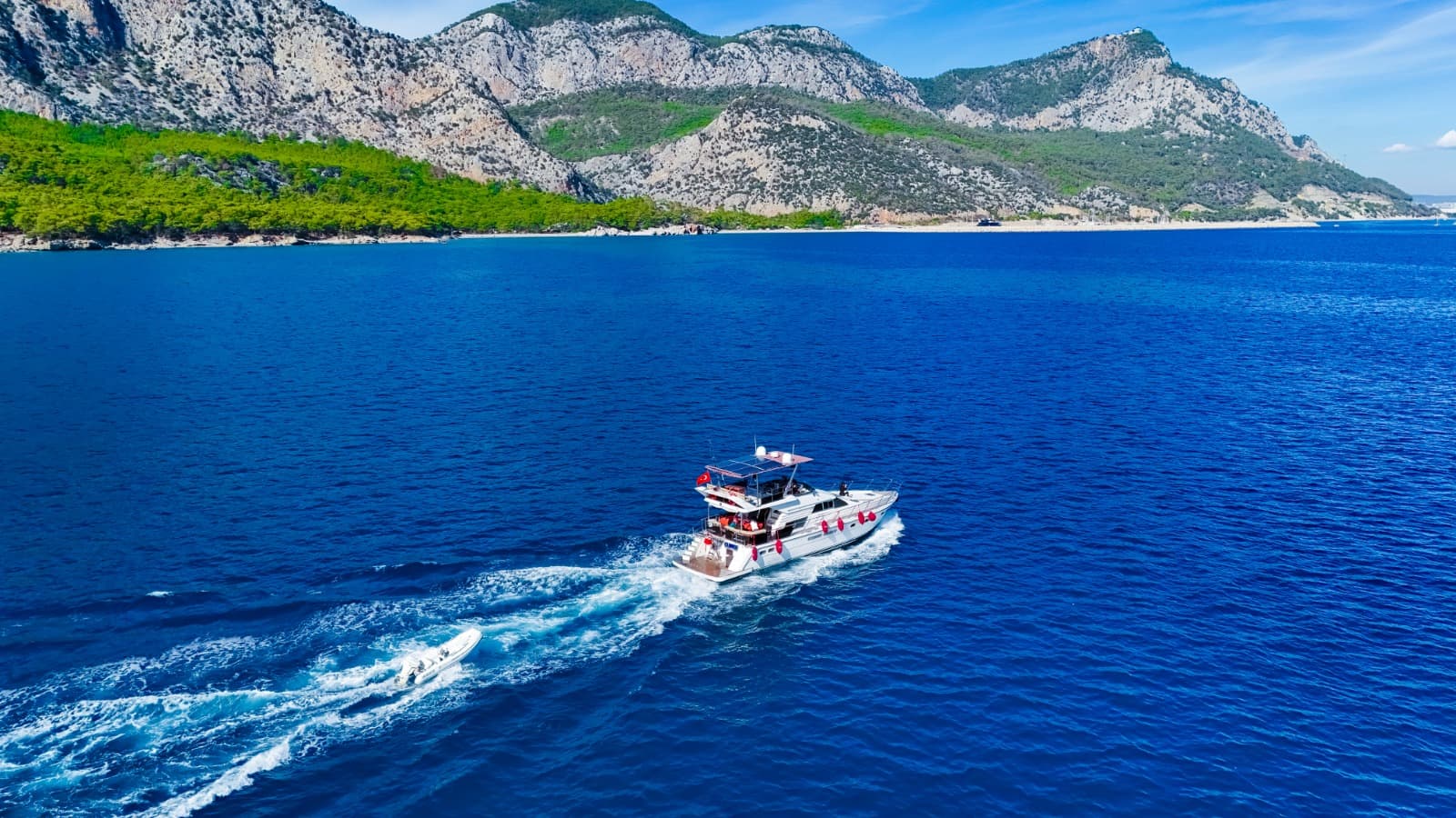 Antalya’da 2 Kabinli Lüks Motoryat ile Özel Davetler ve Keyifli Mavi Yolculuk 7