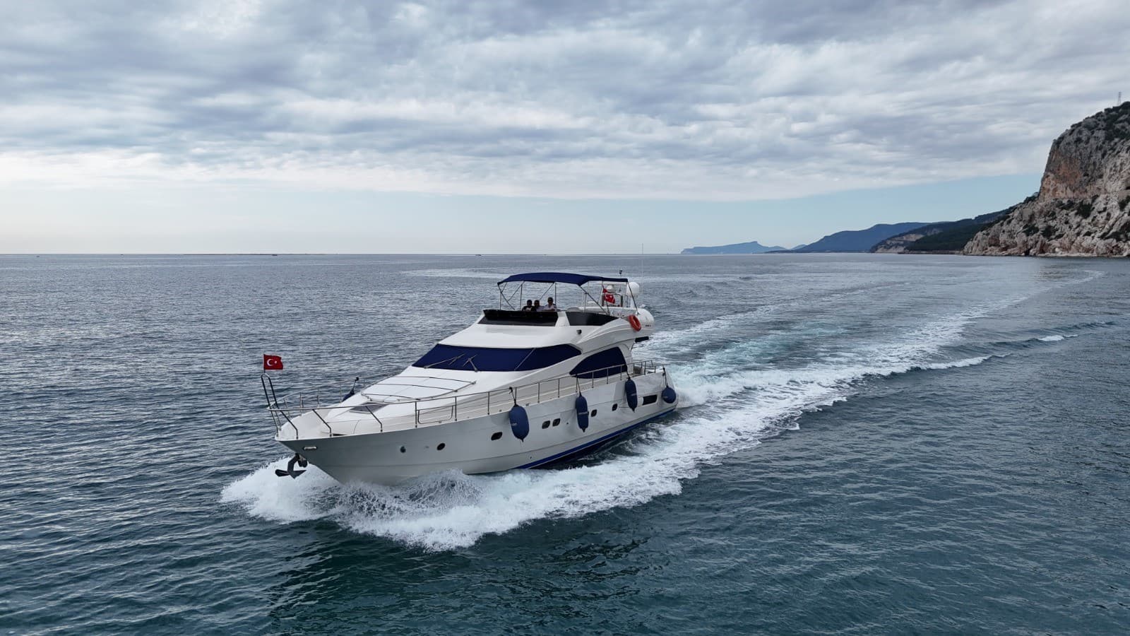 Antalya Merkezde 22 Metre Lüks Motoryat 'Andiamo' ile 3 Kabinli 20 Kişilik Özel Gezi ve Mavi Yolculuk Keyfi