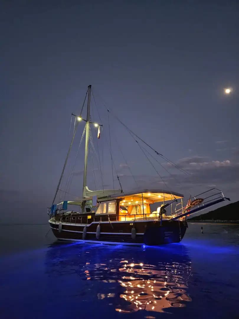 Bodrum'un Muhteşem Koylarında, 15 Metre, 2 Kabinli Butik Gulet 12