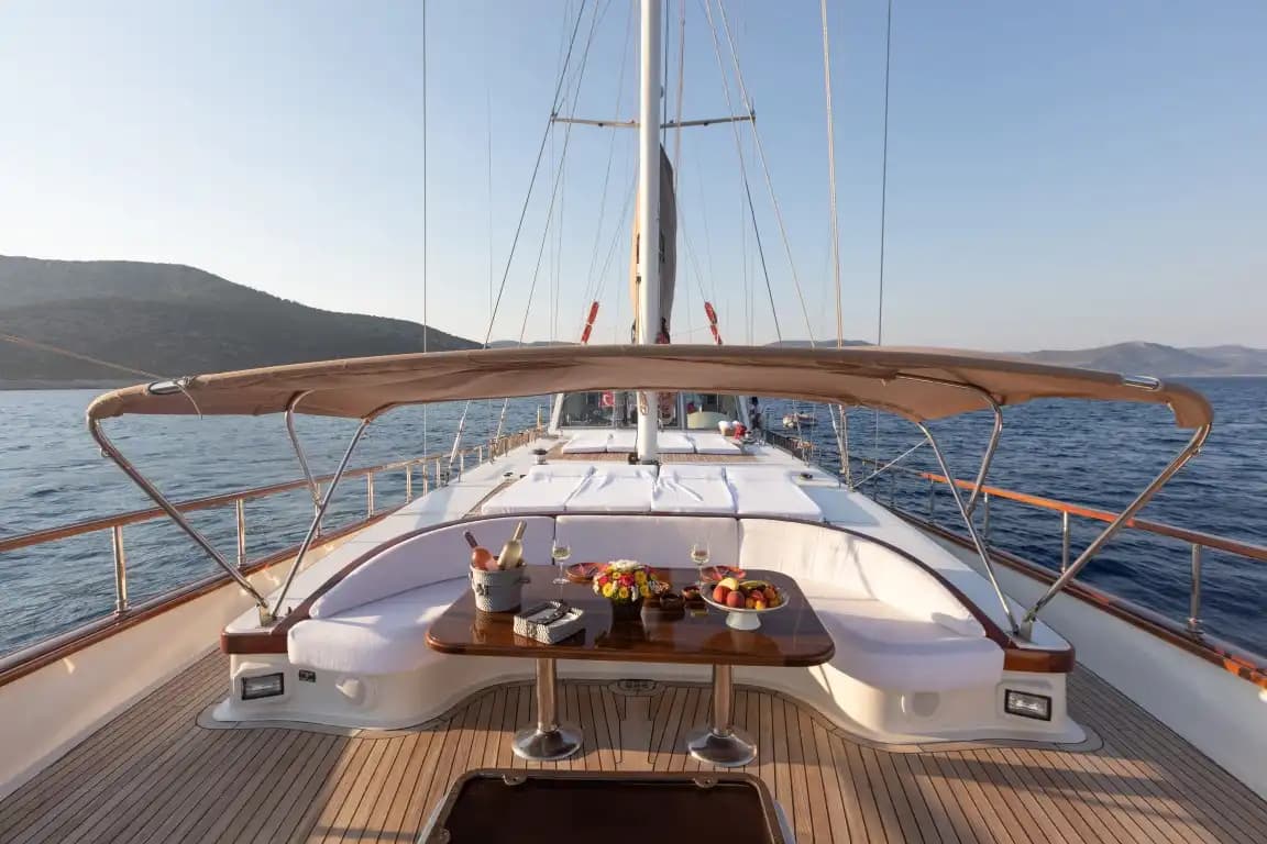 Bodrum’da 27 Metrelik Lüks Gulet ile Eşsiz Deniz Tatili Deneyimi 18