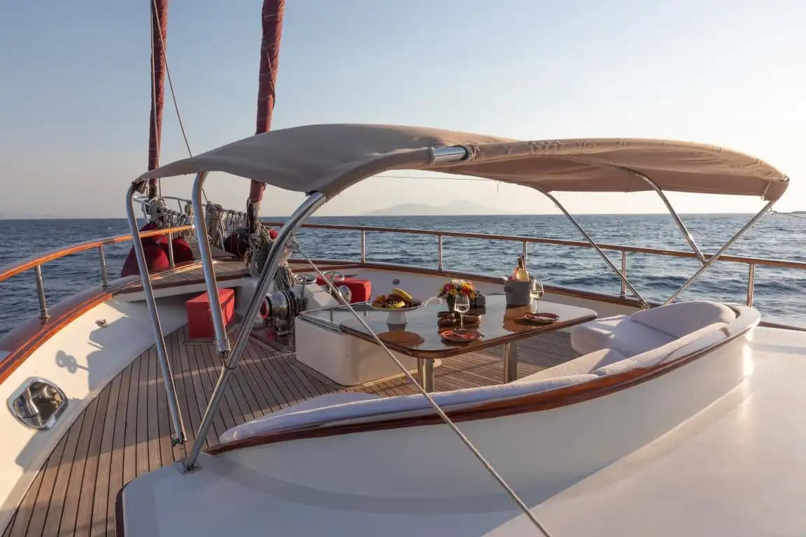 Bodrum’da 27 Metrelik Lüks Gulet ile Eşsiz Deniz Tatili Deneyimi 6